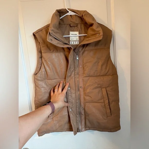 Abercrombie & Fitch Tan Puffer Vest - Picture 4 of 6